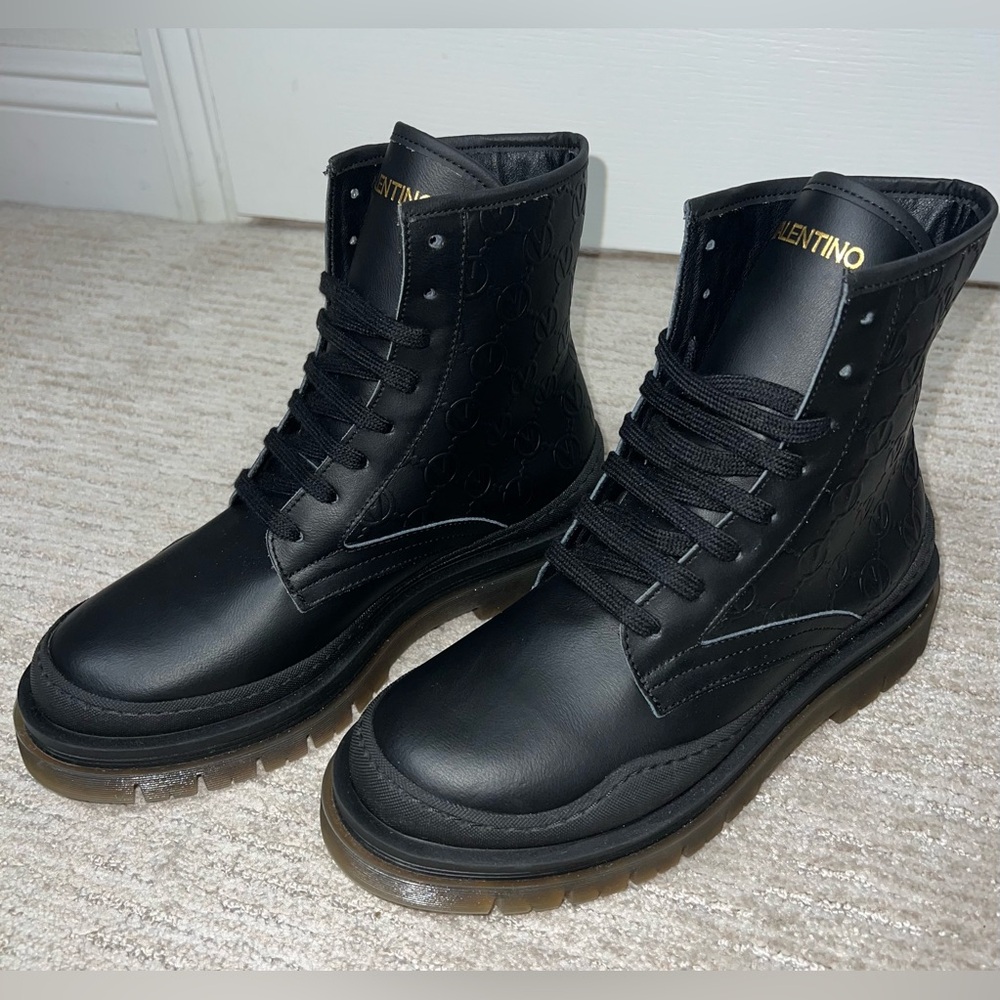 Valentino by Mario Valentino Ivana Lug Sole Combat Boot Womens size 9 Brand New